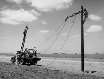 农村电气化管理局(REA)在农村地区架设电话线.